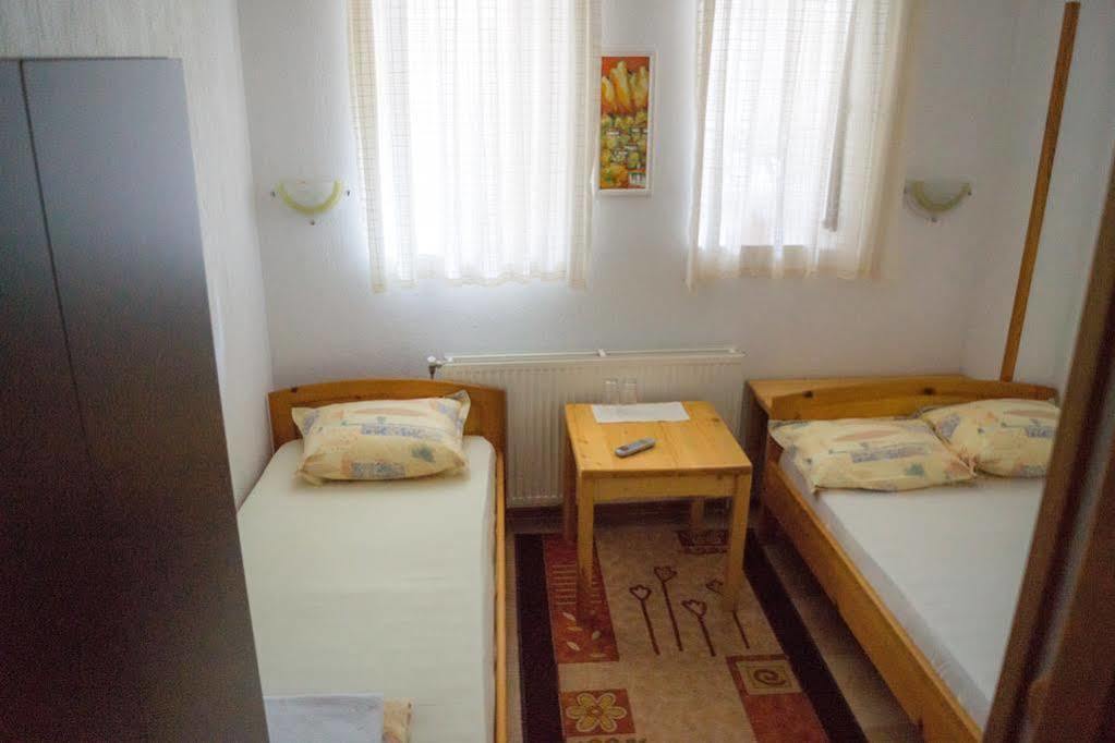 Toni'S Guest House Мельник Экстерьер фото